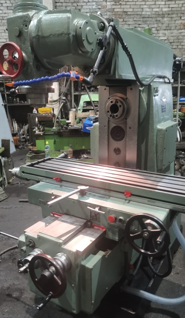 Станок универсально-фрезерный мод. 6Р82Ш